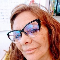 Déborah Vidret 飾演 Madre Cetarti 1