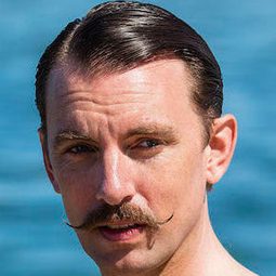 Mads Wille 飾演 John