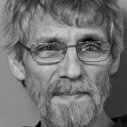 János Derzsi 飾演 Homeless man