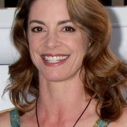 Cynthia Gibb 飾演 Vicky