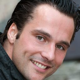 Kevin van Doorslaer - 保鏢演員 飾演Chalet Man