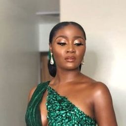 東妮·同斯 - 忽然有錢仔演員 飾演