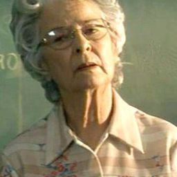 Lois Geary 飾演 Mrs. Davis