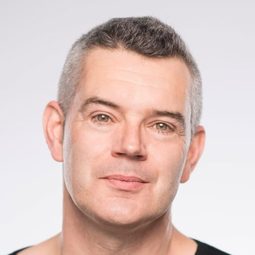Philip Voyzey 飾演 Pianist