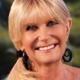 Lynne Kitei 飾演 Self