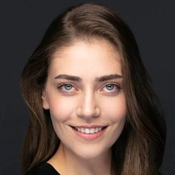 Öznur Serçeler - 《雷傑普的精彩人生7》演員 飾演Büşra Altın