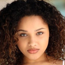 潔琳·貝倫 飾演 Zoe