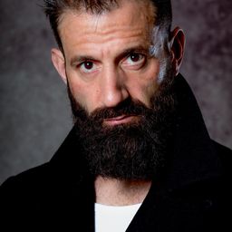 Jimmy 'The Bee' Bennett 飾演 Billy / Extra Alien Creature #1