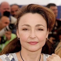 嘉芙蓮弗朗 飾演 Louise Mollet