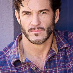 Jeffrey James Lippold 飾演 Texan Bartender