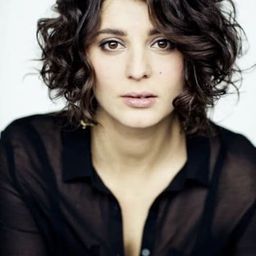 Sabrina Bisson 飾演 Karaoke DJ