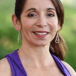 Kathi deCouto 飾演 Connie