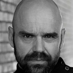 Peter Post 飾演 Portier Club