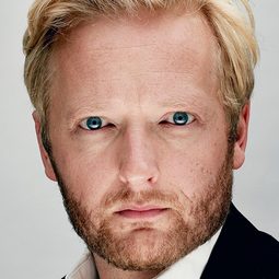 Martin Greis - 醉美的一課演員 飾演Overtjener