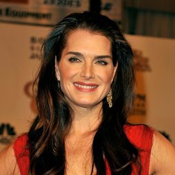 波姬小絲 飾演 Narrator