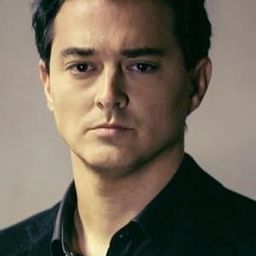 Joaquín Ortega 飾演 Falcon