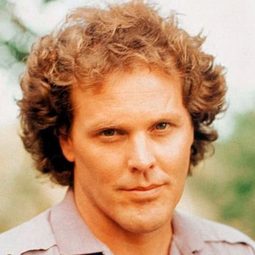 Wings Hauser 飾演 Arklon