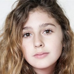 Malonn Lévana 飾演 Zoe