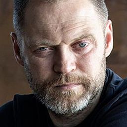 Jacob Ulrik Lohmann 飾演 Rolf