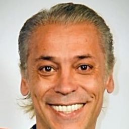 Karlos Granada 飾演 Erick - Horse Trainer