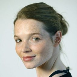 卡洛琳·荷芙絲 飾演 Narrator (German version) (voice)