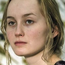 Ada Philine Stappenbeck 飾演 Chiara