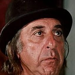 Luigi Bonos 飾演 Battitore d'asta