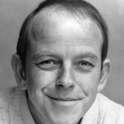 Julian Holloway 飾演 Wolsley