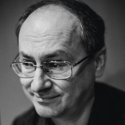 Nae Caranfil 飾演 Cântăreț Karaoke