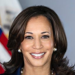 Kamala Harris 飾演 Self