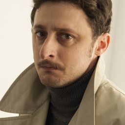 Jon Viar 飾演 Gendarme