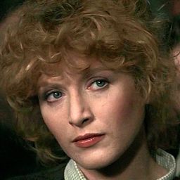 伊麗諾·戴維 飾演 Cecily Farr