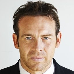 Allan James Cooke 飾演 