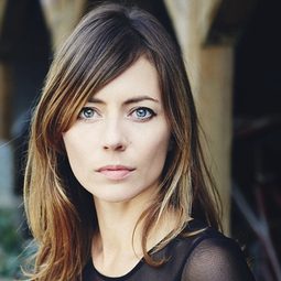 Lina Roessler 飾演 Caitlin