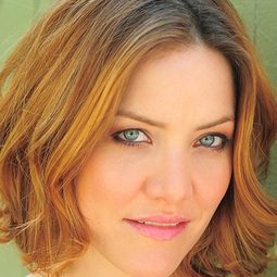 Rosie Benton 飾演 Mrs. Bowes