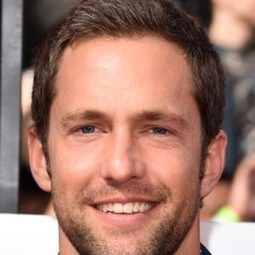 麥可·費歐拉 飾演 Simon Baker