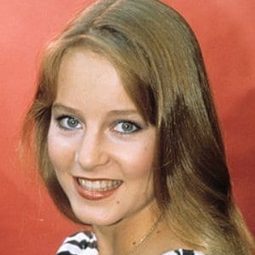 Jennifer Cooke 飾演 Vicki Bracken