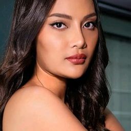 Erika Carlina 飾演 Naning