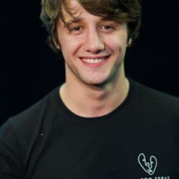 歐贊·卡亞·歐克圖 飾演 Reşat