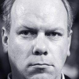 Kenneth J. Warren 飾演 