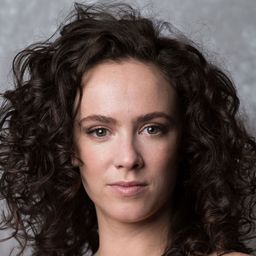 Amy Manson 飾演 Fiona