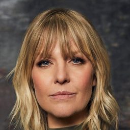 艾絲莉贊臣 - No Holds Bard演員 飾演Isobel