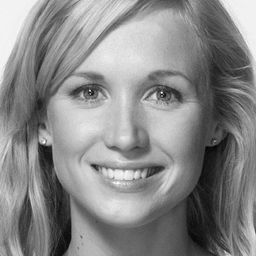 Julie Rusti 飾演 Siri