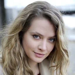 Déborah Amsens 飾演 Sylvie - swimming pool girl