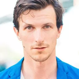 Viktor Åkerblom-Nilsson 飾演 Bachelor #1