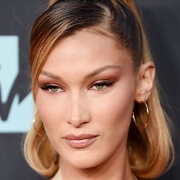 貝拉·哈迪德 - Thom Browne：破格織夢人演員 飾演self