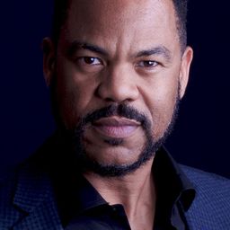 Craig Thomas 飾演 Gold Watch Executive