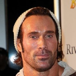 Mike O'Hearn 飾演 Brad Vanderhorn