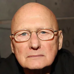 詹姆士·托根 - 回到未來演員 飾演Mr. Strickland