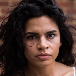 Alina Șerban 飾演 Suada